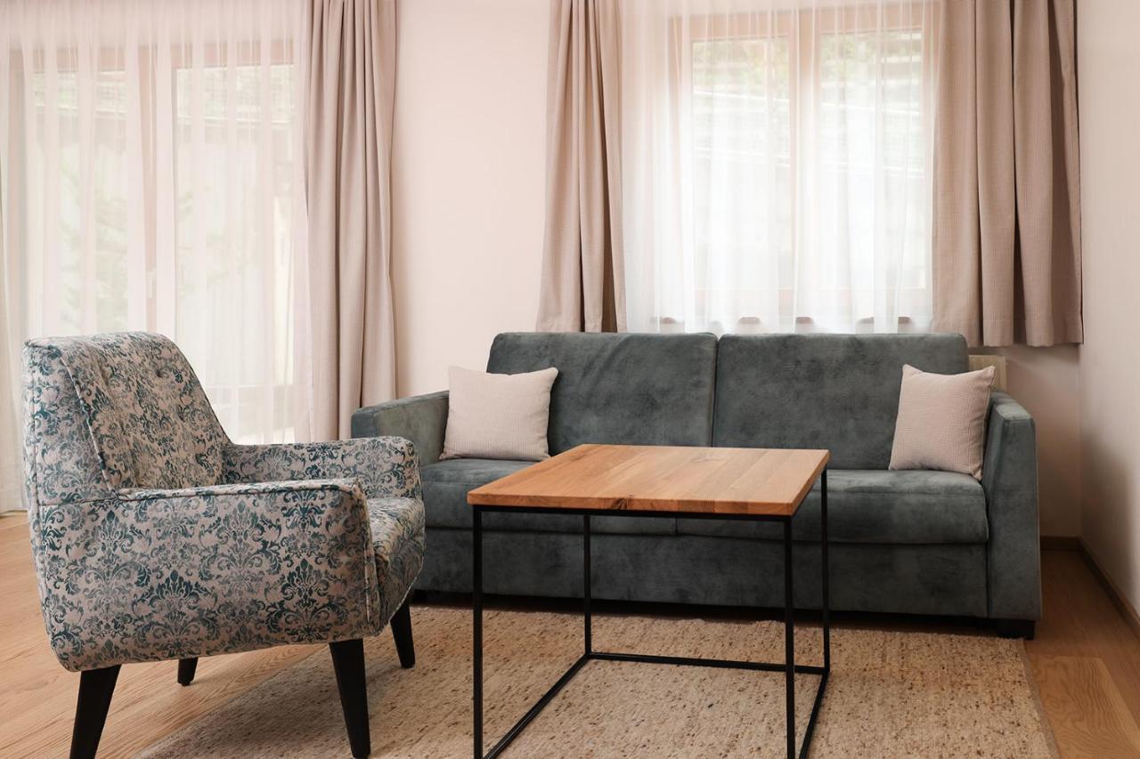Living Central Гросарл Екстериор снимка